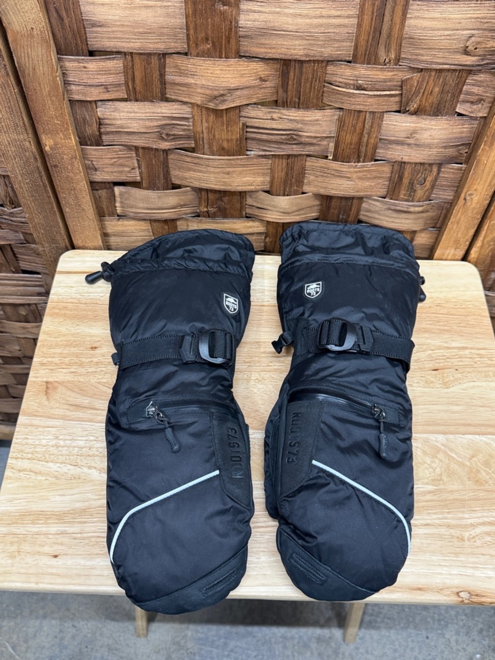 Roots Hipora Thermolite Artic Black Insulated Ski Mittens with Wrist Strap